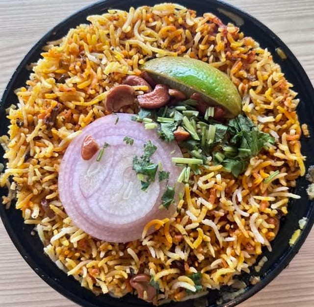 Bucket Peppers Boneless Chicken Biryani.